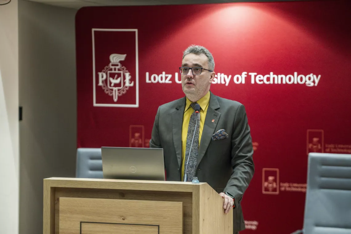 Mężczyzna w garniturze przemawia przy mównicy