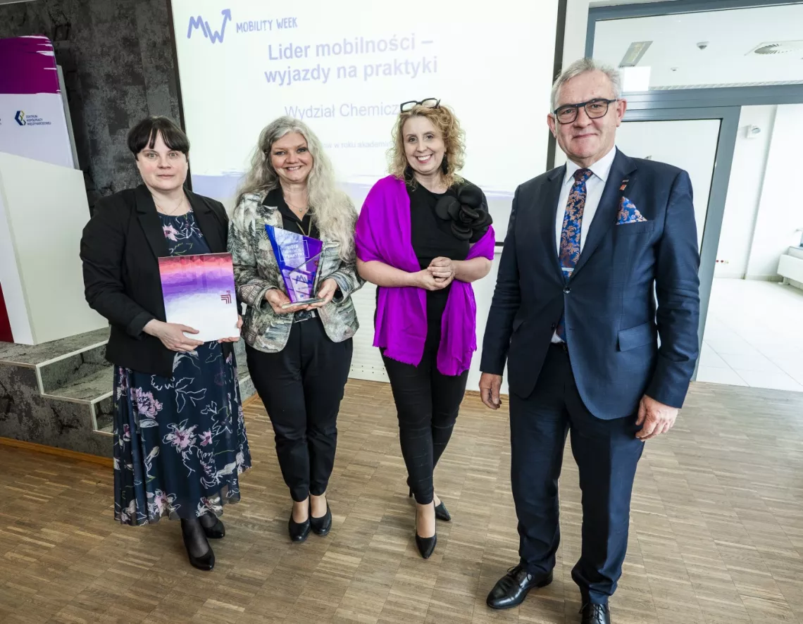 Władze Wydziału Chemicznego z rektorem i dyrektor CWM