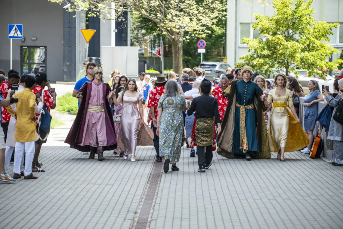 Wspólne odtańczenie poloneza osób ubranych w narodowe stroje