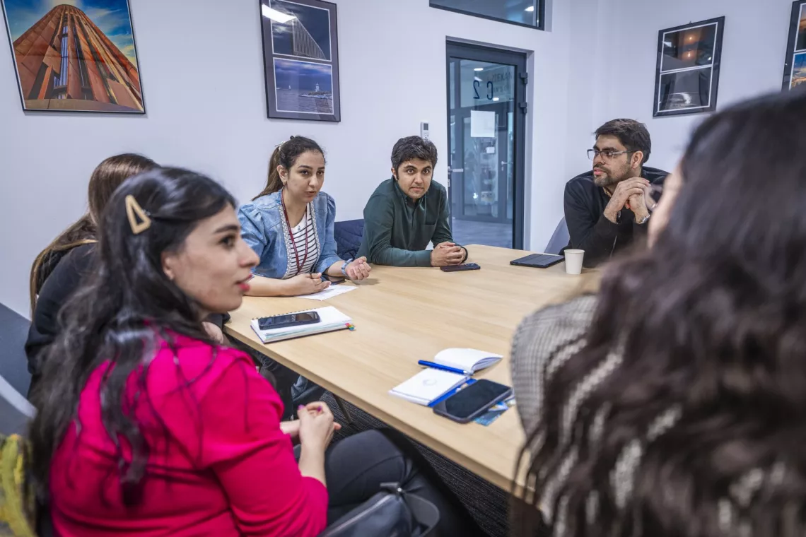 Grupa osób w sali seminaryjnej