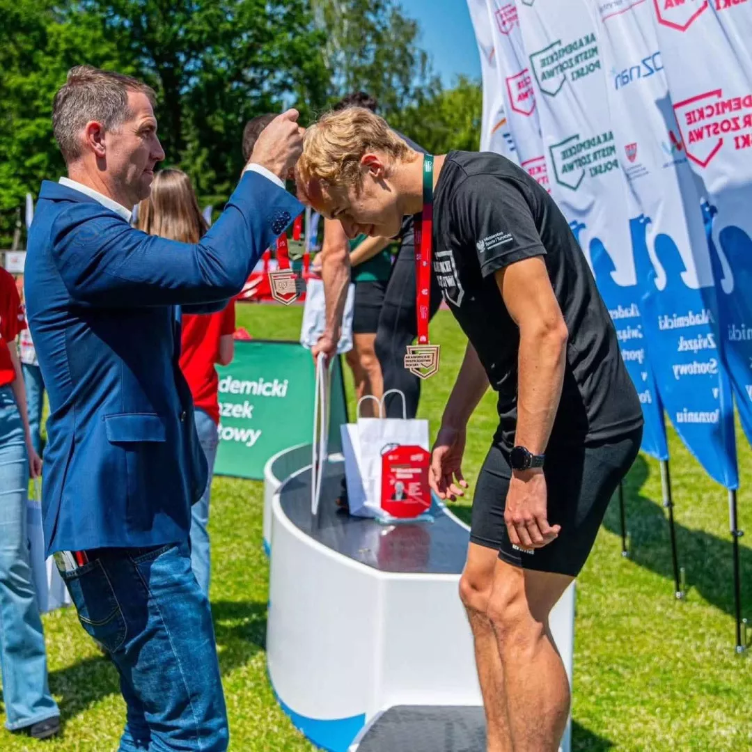 Sportowiec ma zawieszany medal na szyi