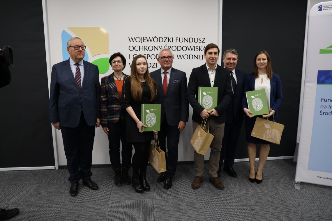 Laureaci konkursu "Ekologiczny Doktor" (od lewej): Olga Olejnik, Wojciech Orczykowski, Justyna Wojtasik-Malinowska  wraz z jury konkursu, któremu przewodniczył prof. Grzegorz Wielgosiński (z lewej)