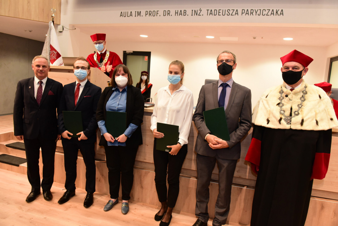 Nagrodzeni przez SNT- NOT i ich opiekunowie: mgr inż. Piotr Wysocki i dr hab. inż. Beata Brożek- Płuska oraz mgr inż. Aleksandra Janusz i dr hab. inż. Jacek Grabarczyk w towarzystwie rektora prof. Krzysztofa Jóźwika i prezesa NOT Adama Rylskiego 