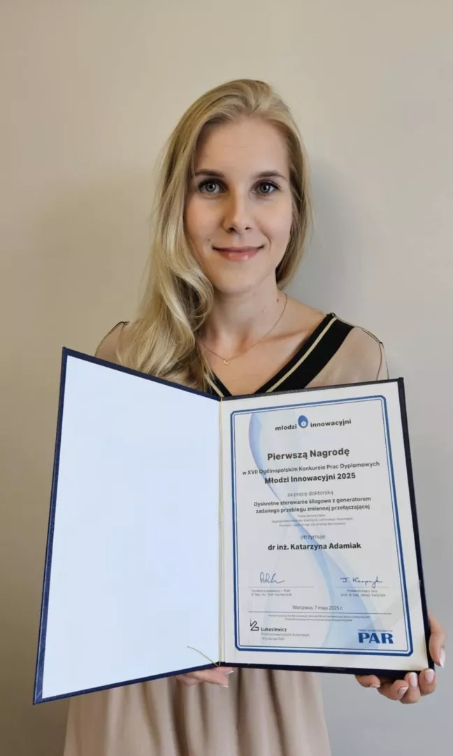 Młoda kobieta z dyplomem w ręku