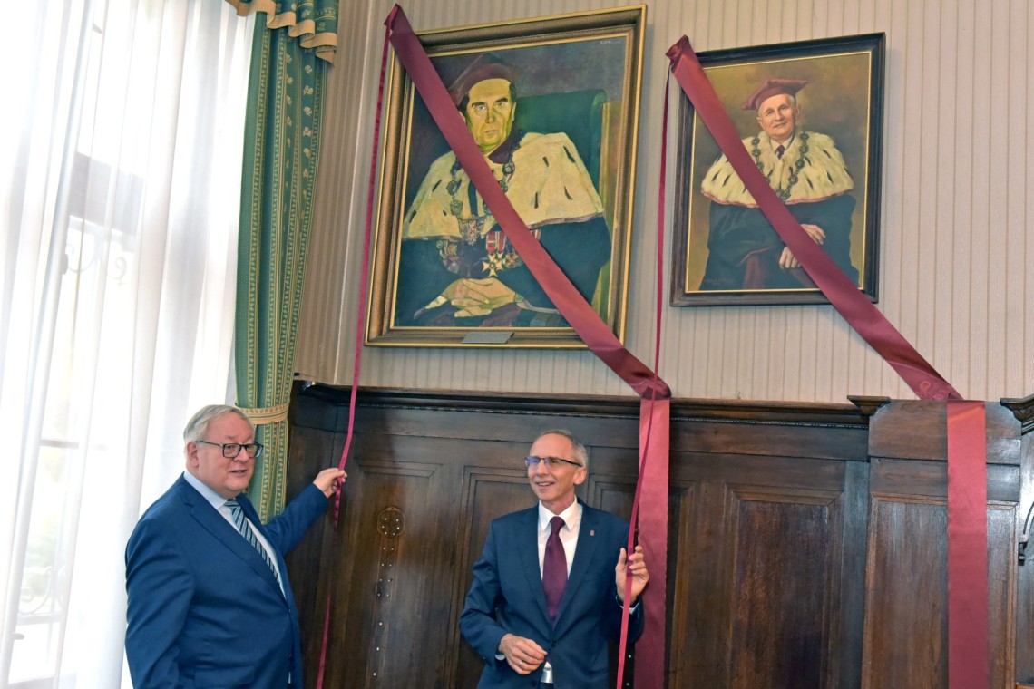 Portrety odsłonili dziekan Wydziału IPOŚ prof. Grzegorz Wielgosiński i prof. Paweł Strumiłło, prorektor ds. rozwoju PŁ