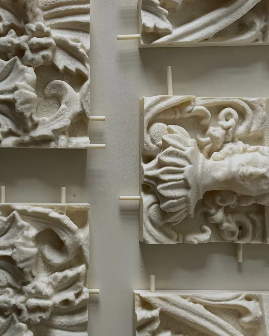 Kapitel z popiersiem kobiety