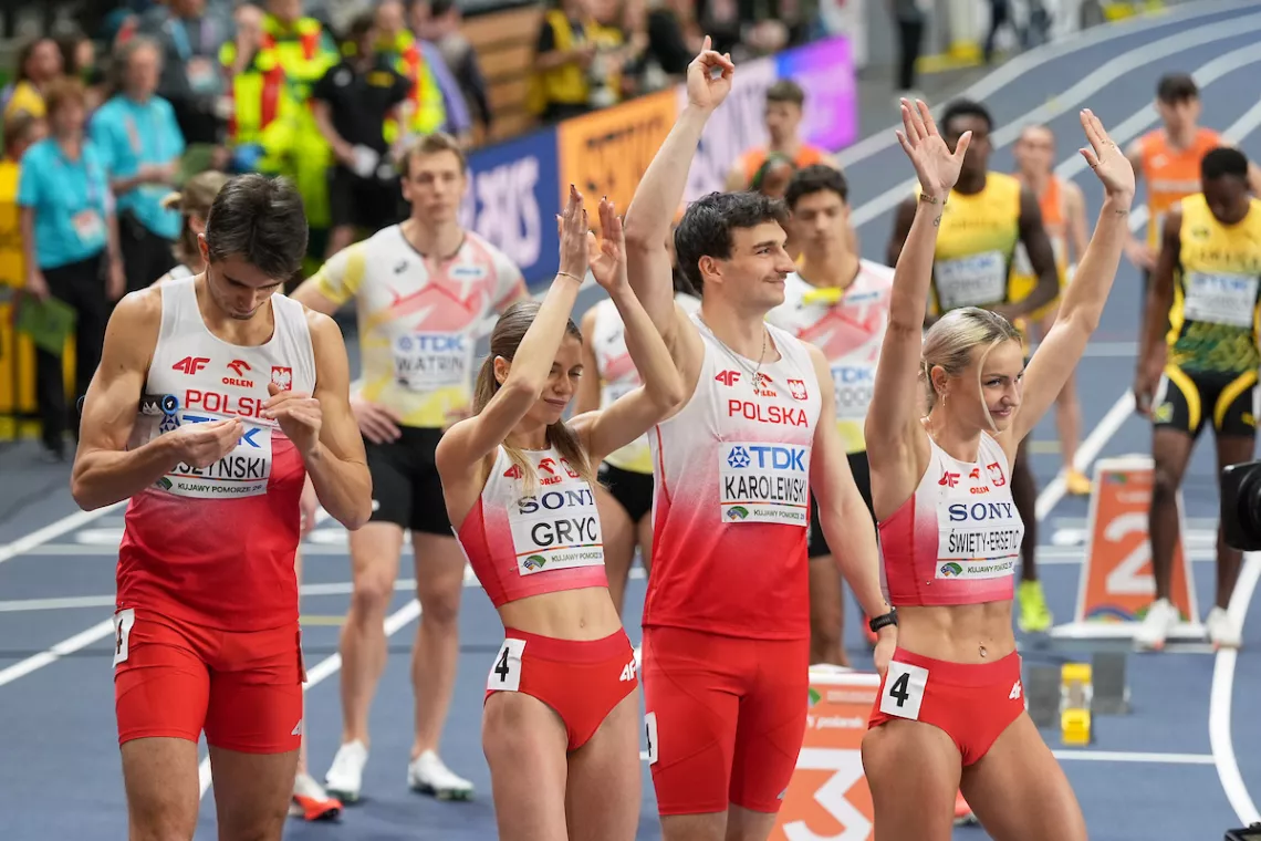 Zawodnicy reperezentacji Polski po zakończeniu biegu pozdrawiają publiczność