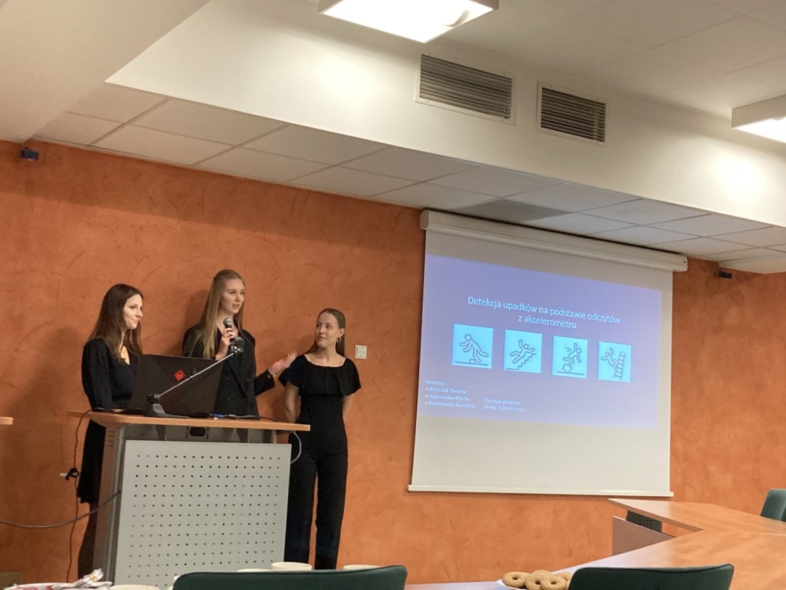 Detekcja upadków na podstawie odczytów z akcelerometru, autorki: Natalia Bartczak, Karolina Kowalewicz, Marta Glanowska. Opiekun: dr inż. Robert Susik