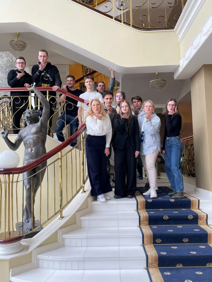 Kilka osób stoi na krętych schodach