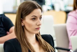 Twarz młodej kobiety z długimi włosami