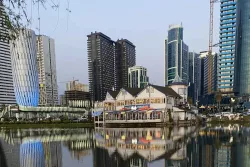 Widok na miasto znad wody