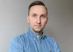 Młody mężczyzna w teksasowej koszuli - zdjecie portretowe