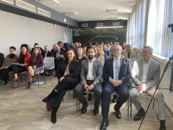 Uczestnicy spotkania siedzą w sali seminaryjnej