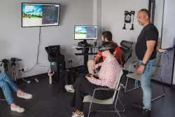 Testowanie aplikacji VR przez studentów pod czujnym okiem opiekuna