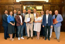 Uczestnicy spotkania podpisali dokument założycielski. W środku rektor PŁ prof. Krzysztof Jóźwik.