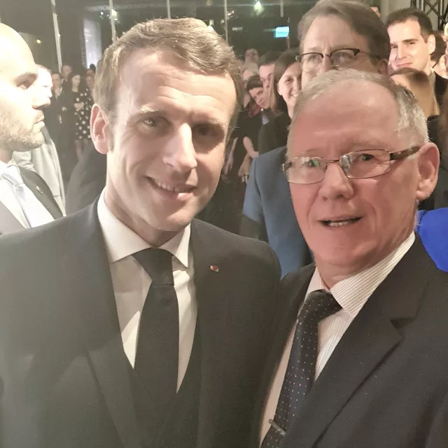 Prezydent Emanuel Macron i rektor prof. Sławomir Wiak rozmawiali w czasie uroczystego przyjęcie  w Ambasadzie Francji w Polsce 
