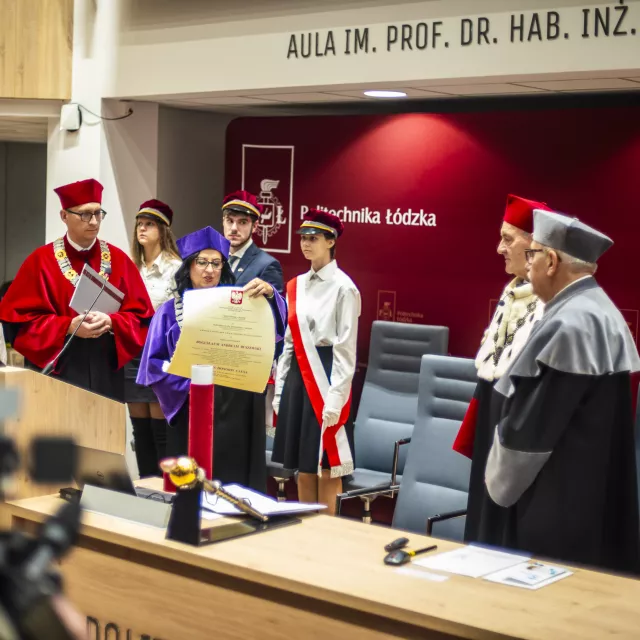 Promotor prof. Małgorzata Iwona Szynkowska-Jóźwik odczytuje treść dyplomu