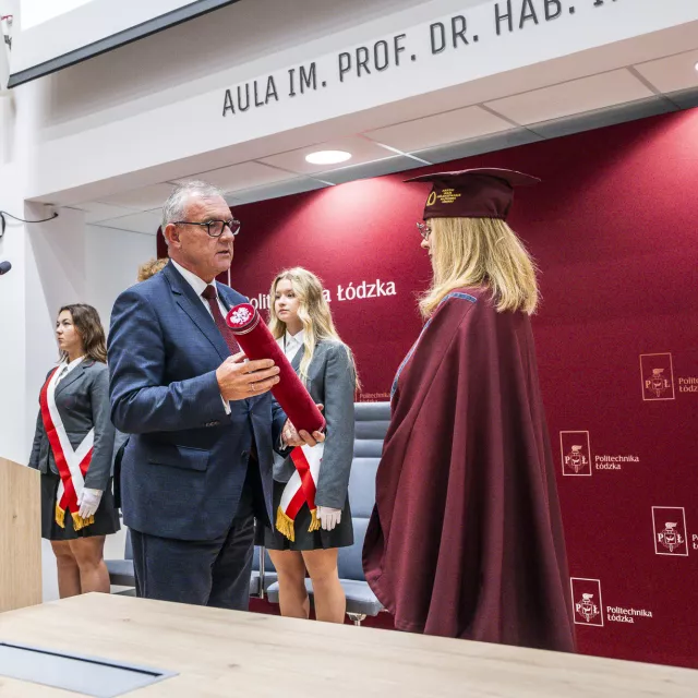 Dyrektor Izabella Kapłon otrzymuje akt nadania imienia od rektora prof. Krzysztofa Jóźwika