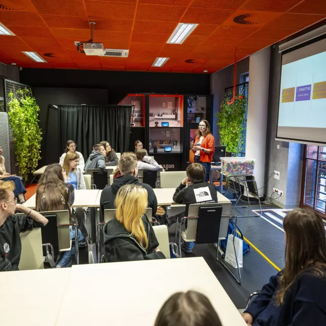 Spotkanie młodzieźy w sali seminaryjnej z wykładowczynią