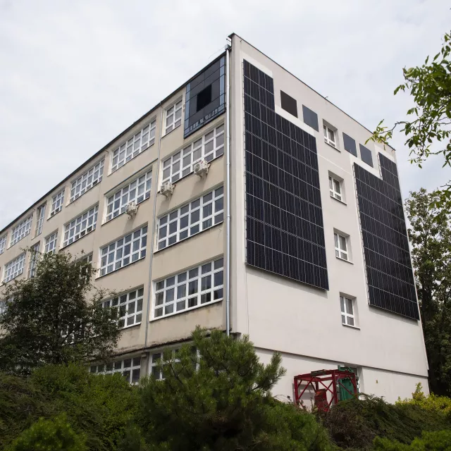 Eksperymentalna fasadowa instalacja PV na budynku A6