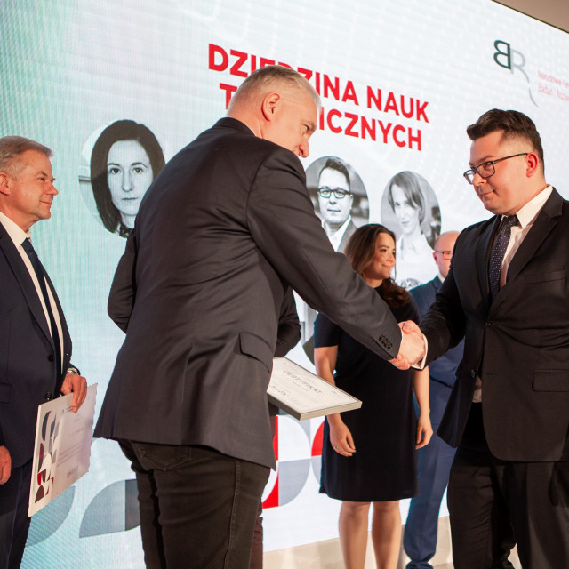 Dr inż. Szymon Szufa otrzymał czek z rąk  wicepremiera, ministra nauki i szkolnictwa wyższego Jarosława Gowina oraz dyrektora Narodowego Centrum Badań i Rozwoju prof. Macieja Chorowskiego