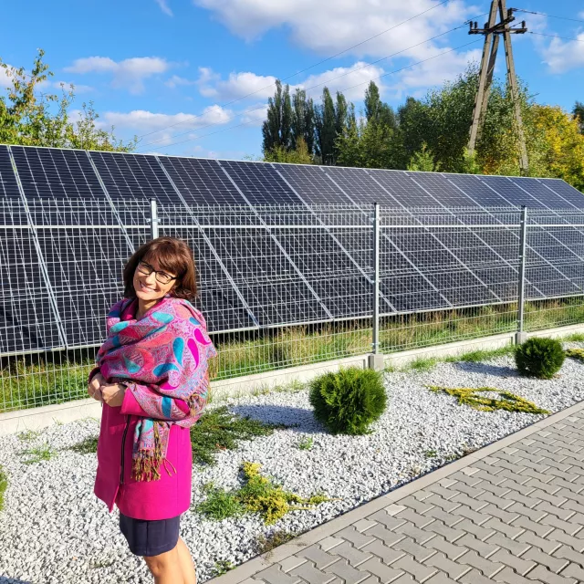 Naukowczyni przy panelu fotowoltaicznym