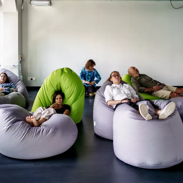 Relaks na pufach przy specyficznej muzyce na misach