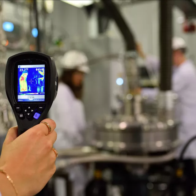 Obraz termograficzny z urządzenia, które skanuje dwie osoby widoczne w tledwóch 