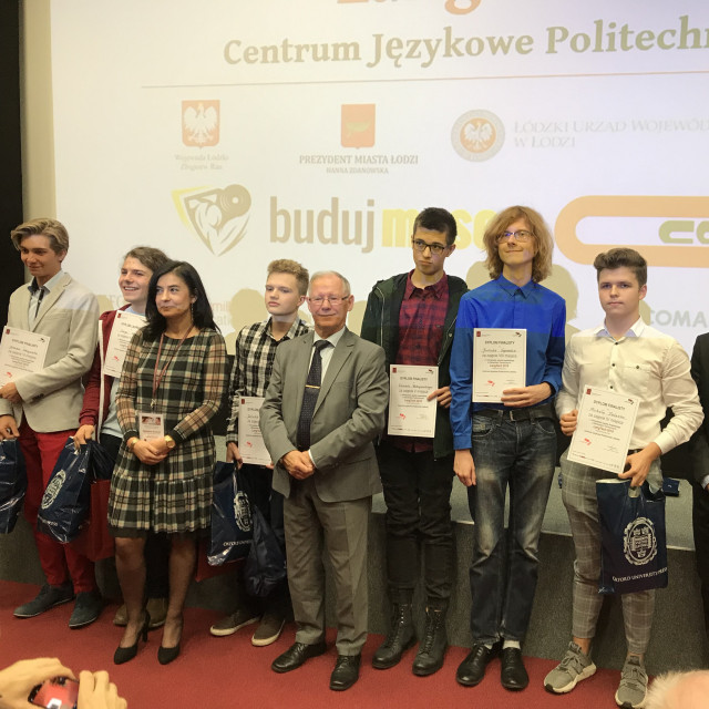 Laureaci otrzymali dyplomy z rak rektora prof. Sławomira Wiaka i dyrektor CJ dr Magdaleny Nowackiej, prof. PŁ, pomiędzy którymi stoi zwycięzca Olimpiady Jakub Piotrowicz