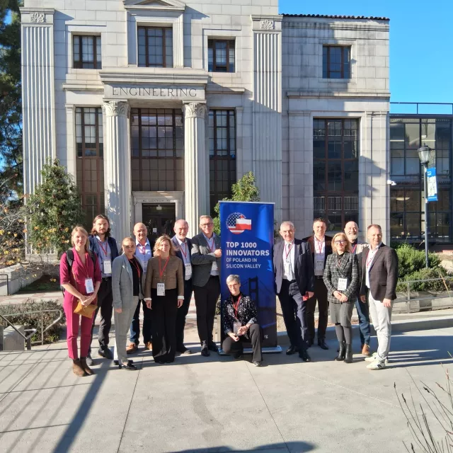 Naukowcy z PŁ z wizytą w Dolinie Krzemowej, przed budynkem UC Berceley
