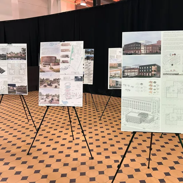 Projekty architektoniczne ustawione na sztalugach