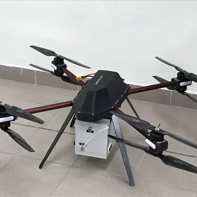 Dron z aparaturą pomiarową