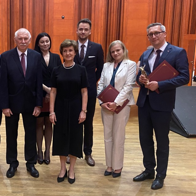Od prawej prof. Łukasz Albrecht i dr inż. Beata Łukasik, laureaci z PŁ nagrody Łódzkie Eureka w kategorii Nauka. Obok prof. Antoni Różalski prezes ŁTN i rektor AMUz prof. Elżbieta Aleksandrowicz