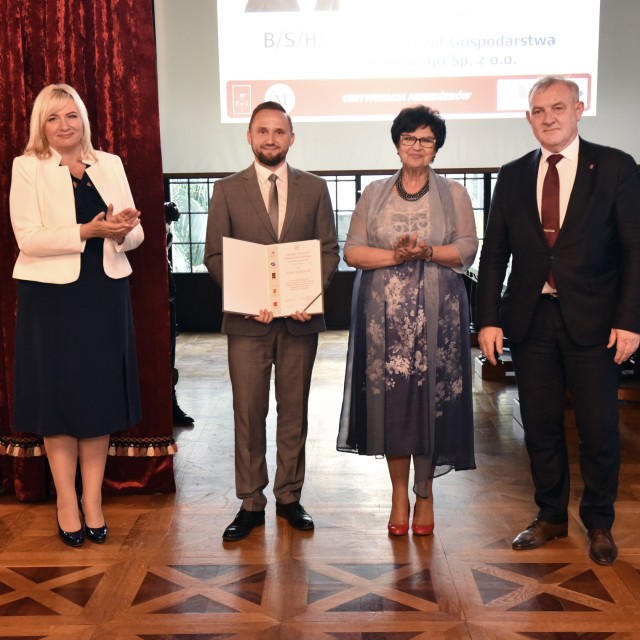 Certfikat na poziomie strategicznym otrzymał Adam Jankowski z BSH, obok rektor PŁ prof. Krzysztof Jóżwik, dziekan prof. Agnieszka Zakrzewska-Bielawska i Przewodnicząca Kapituły - Bożena Ziemniewicz z Klubu 500-Łódź  