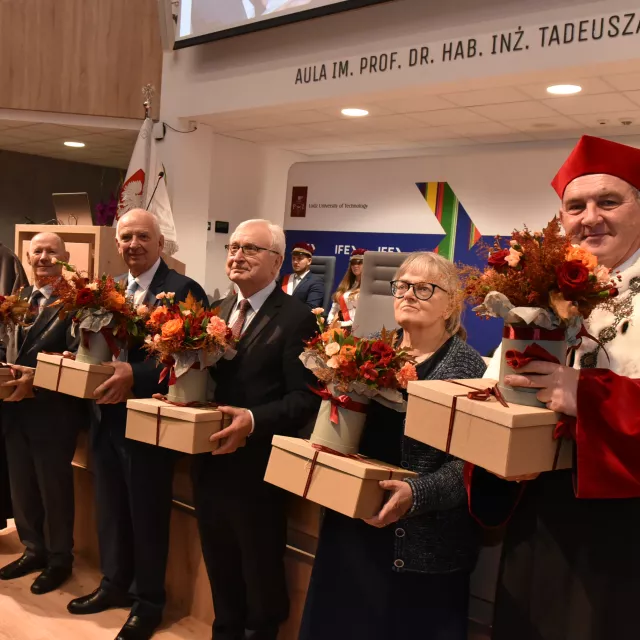 Dyrektor IFE Dorota Piotrowska podziękowała byłym i obecnemu rektorowi, profesorom: J. Krysińskiemu, S. Bieleckiemu S. Wiakowi i K. Jóźwikowi oraz wieloletmu dyrektorowi IFE, dr. inż. Tomaszowi Saryusz-Wolskiemu i zastępczyni dr inż. Małgorzacie Miller