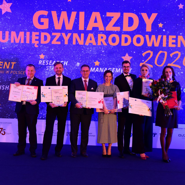 Od prawej: żona prof. Marka Tukiendorfa - Joanna, dr inż. Dorota Piotrowska, prof. PŁ, Marcin Witkowski, Wiktoria Herun, prof. Jacek Szepietowski, prof. Grzegorz Mazurek, prof. Adam Jelonek