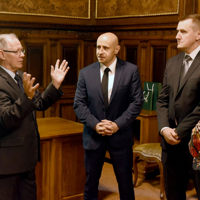 Prof. Sławomir Wiak i rzecznik Ewa Chojnacka w rozmowie z gośćmi z Bosch Security Systems Krzysztofem Górą i Józefem Byculem