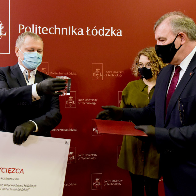 Stefan Znarowski, zastępca szefa R&D w Polsce i prof. Krzysztof Jóźwik, rektor. W środku Julia Chojnacka, przewodnicząca SS PŁ