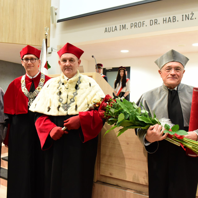 Prof. Klaus Müllen w towarzystwie (od prawej) rektora prof. Krzysztofa Jóźwika, prorektora ds. nauki prof. Łukasza Albrechta i promotora prof. Jacka Ulańskiego