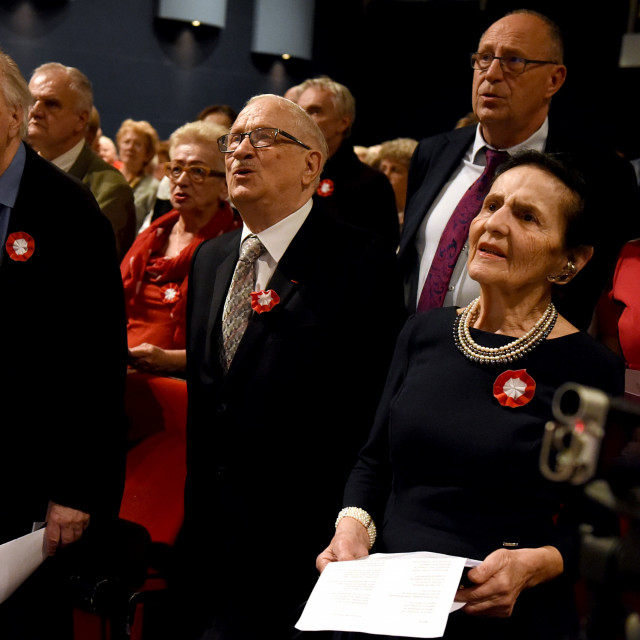 Publiczność wspólnie z artystami wykonała pieśni wojskowe. Na pierwszym  planie (od prawej) prof. Jan Krysiński z żoną Haliną