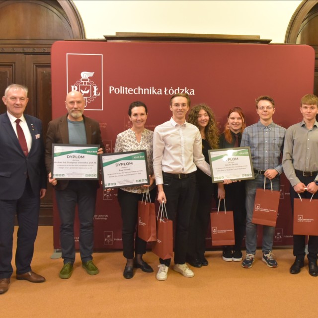 Autorzy zwycięskich pomysłów w towarzystwie rektora prof. Krzysztofa Jóźwika, prorektora prof. Pawła Strumiłło i kierownika Działu Rozwoju Uczelni Adama Owczarka