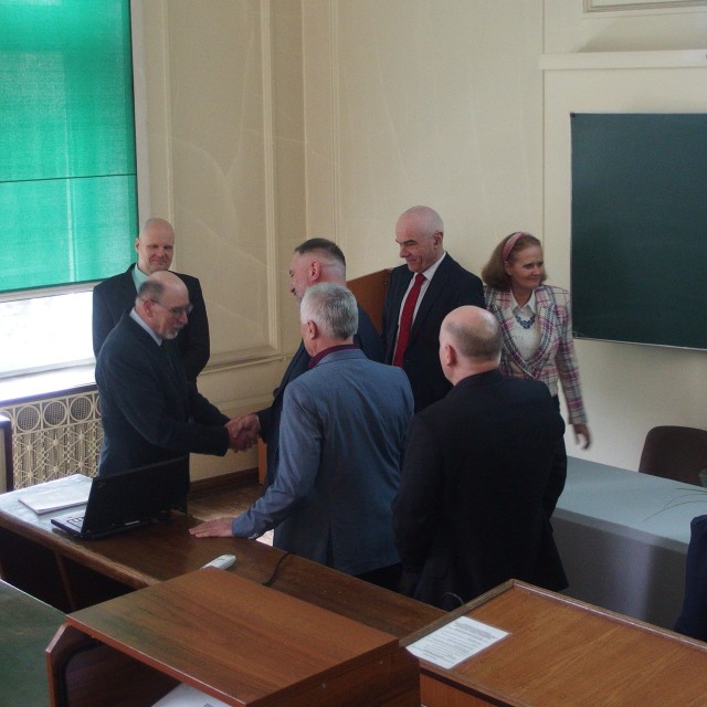 Dr Stanisław Pruś odbiera gratulacje po obronie doktoratu