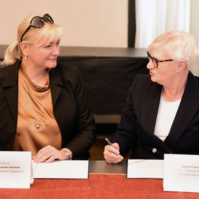 Podpisy pod dokumentem złożyły: dziekan prof. Agnieszka Zakrzewska-Bielawska i prezes TÜV NORD Polska Dagmara Żygowska