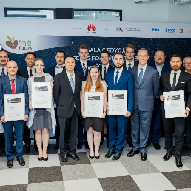 Gala podsumowująca 6 edycję programu Seeds for the Future. Na zdjęciu przedstawiciel organizatora, patronów, opiekunowie programu na uczelniach oraz laureaci.