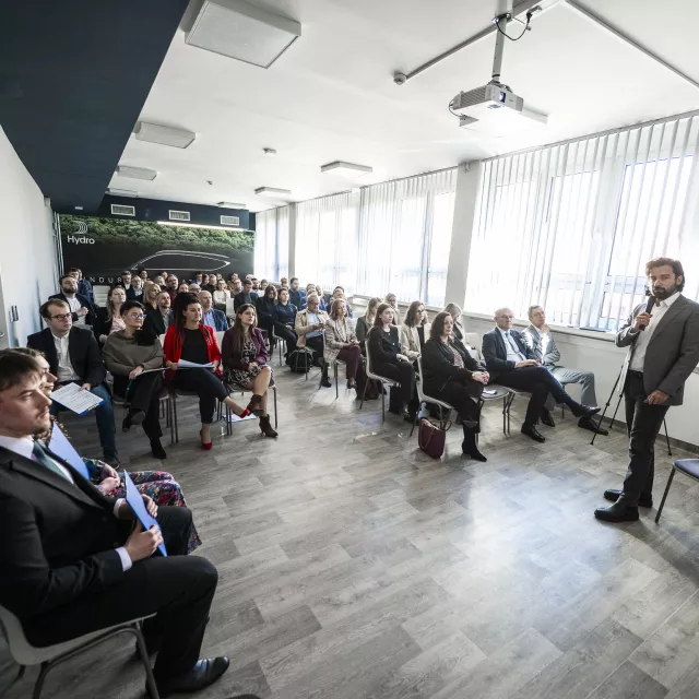 Mężczyzna przedstawia przed słuchaczami siedzącymi w sali eminaryjnej wystąpienie wprowadzjące do prezentacji raportu