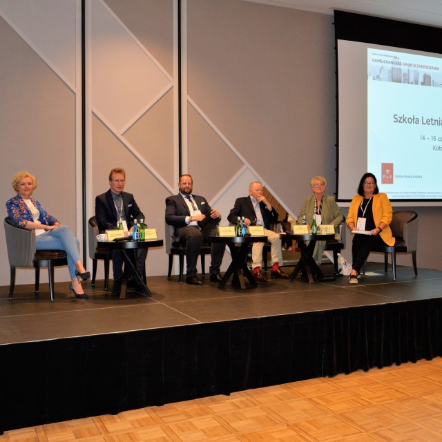 Paneliści  i prowadząca 4. sesję plenarną:  dr Maja Leszczyńska, mgr Jan Makary Fryczak, dr Patryk Dziurski, prof. Bogdan Nogalski, prof. Maria Romanowska, dr hab. Anna Adamik, prof. PŁ