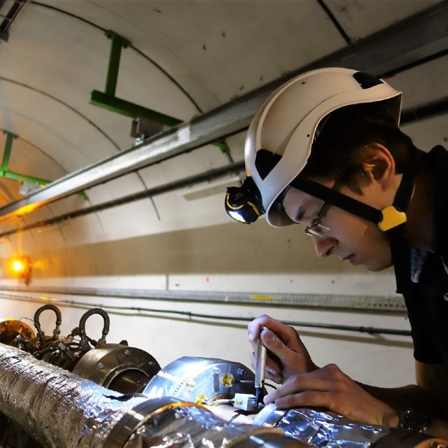 Dr inż. Michał Krupa instaluje prototypowy system do pomiarów natężenia wiązki w Wielkim Zderzaczu Hadronów