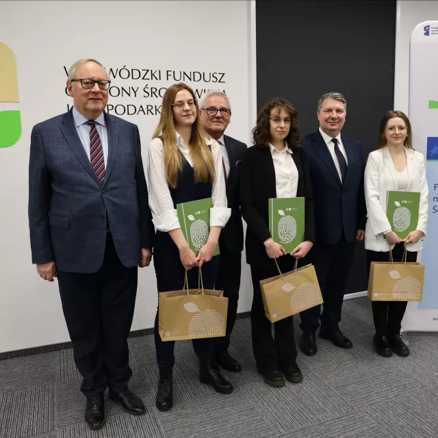 Laureatki konkursu „Ekologiczny Magister” - Kamila Kwiatkowska w środku - oraz jury, któremu przewodniczył prof. Grzegorz Wielgosiński z PŁ (z lewej)