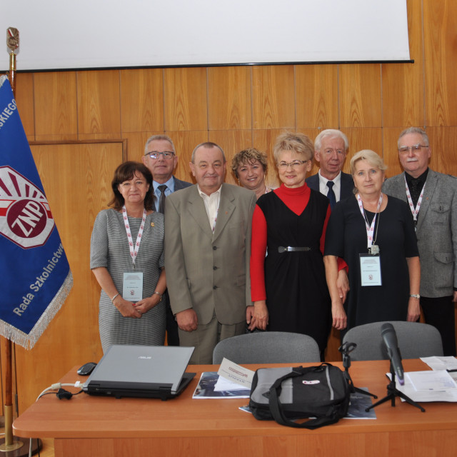 Od lewej w pierwszym rzędzie Aneta Trojanowska,  Janusz Szczerba oraz Barbara Kościelniak-Mucha (czwarta)