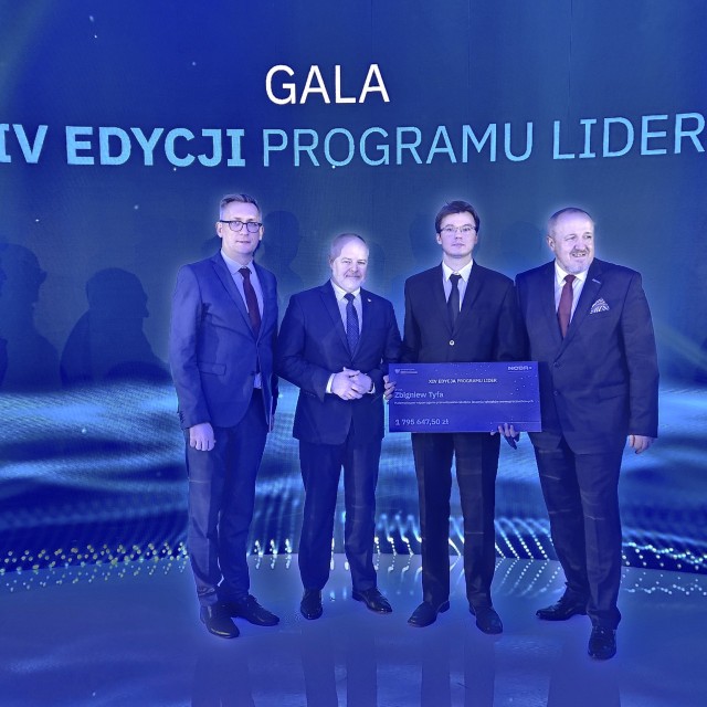 LIDER dr inż. Zbigniew Tyfa oraz wiceminister w MNiSW prof. Marek Gzik, p.o. dyrektora NCBR prof. Jerzy Małachowski i prorektor ds. nauki PŁ prof. Łukasz Albrecht